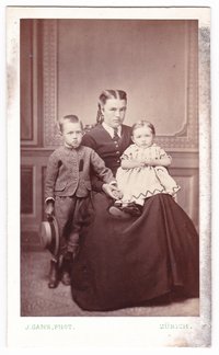 Lina Barbara Schleich, geb. Ludwig mit den Söhnen Eugen und Richard (nach 1866)