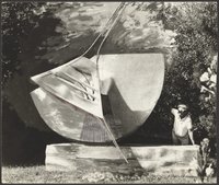 Aufnahme Bernhard Heiligers mit seiner sich noch im Entstehungsprozeß befindlichen Skulptur „Echo II“ im Garten
