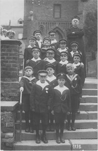 Gruppenbild der Kommunionjungen mit Pastor Hoening Mädchen der Kommuniongruppe 1933 auf dem Aufgang zur Kirche Bad Bodendorf